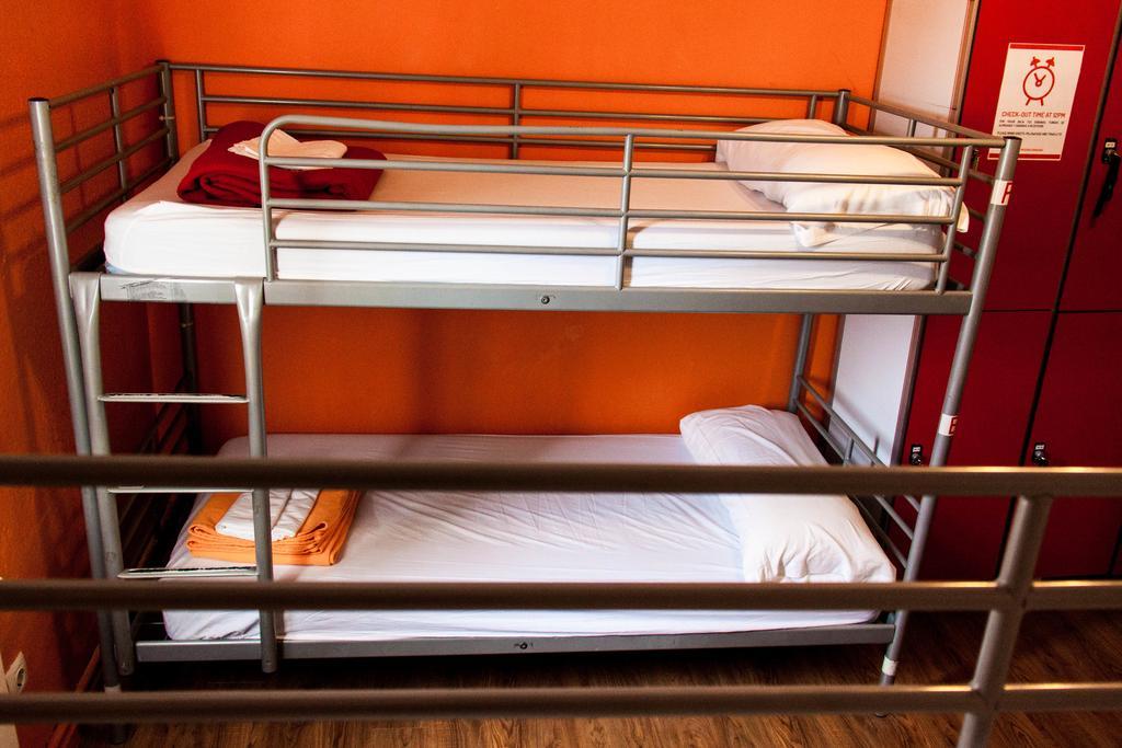 Feetup Backpackers * Valence